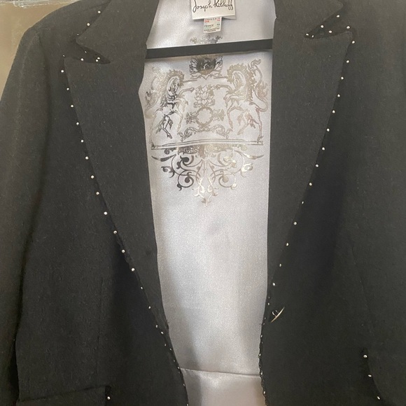 Marc Cain silver metallic blouse and Joseph Ribkoff woollen grey suit. - Picture 6 of 7